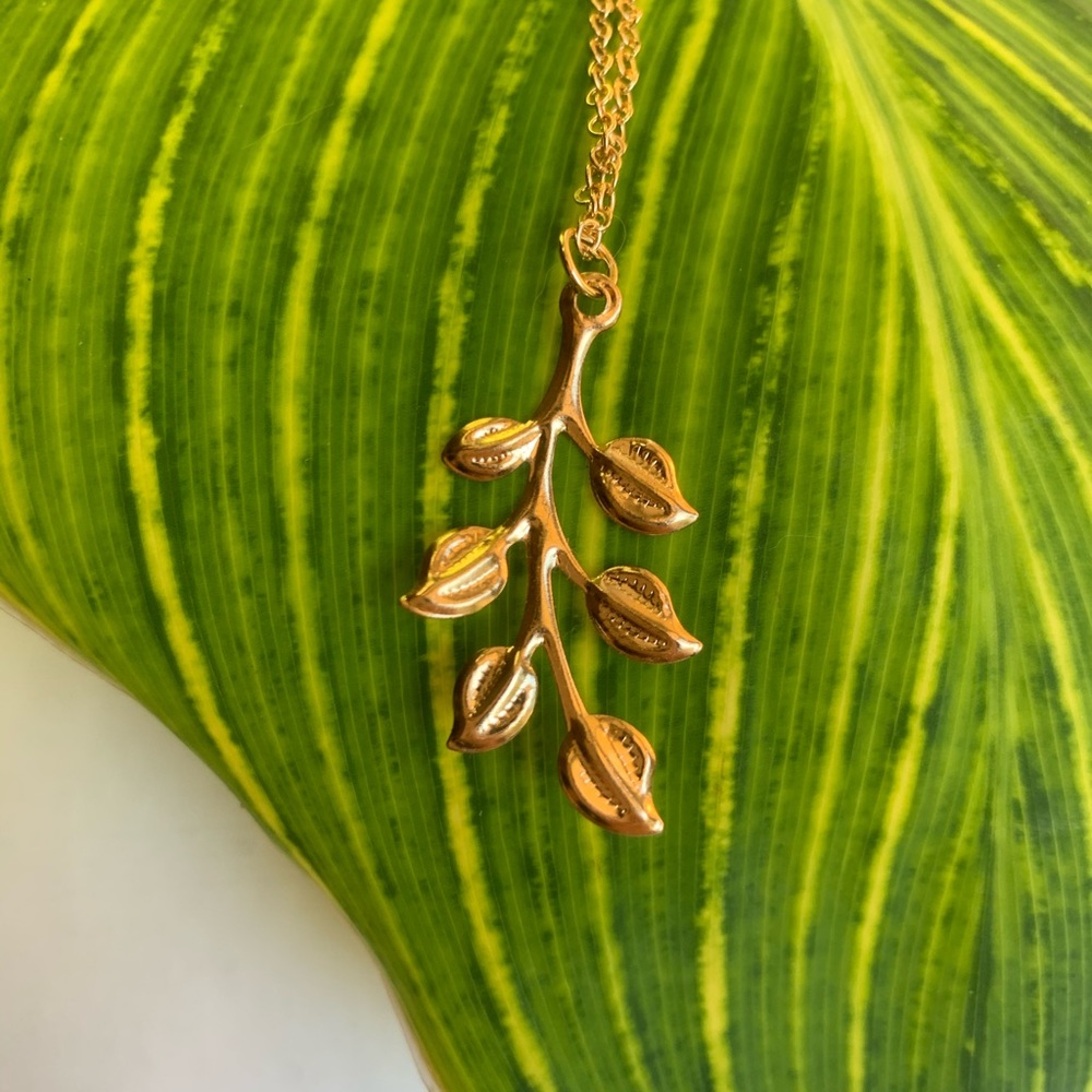 Dainty leaf necklace
